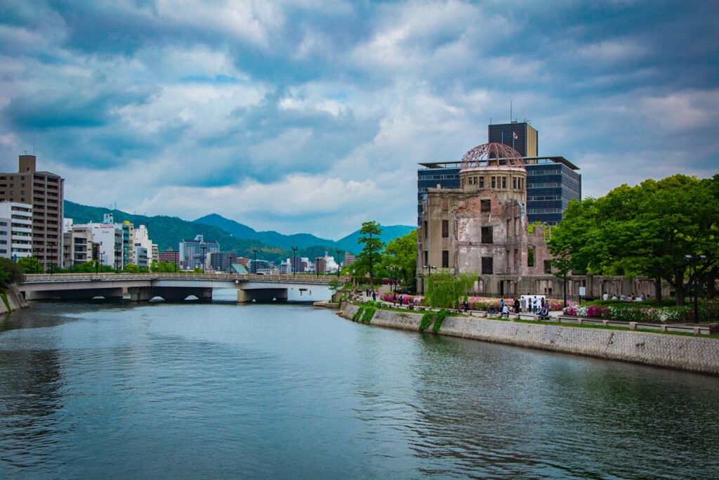 35 rzeczy, które warto zrobić zwiedzając Japonię. hiroshima muzeum pokoju zabytki japonii 1