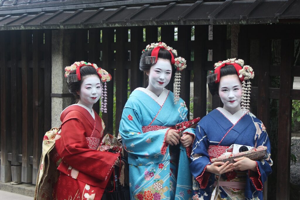 35 rzeczy, które warto zrobić zwiedzając Japonię. japonia zwiedzanie geishas