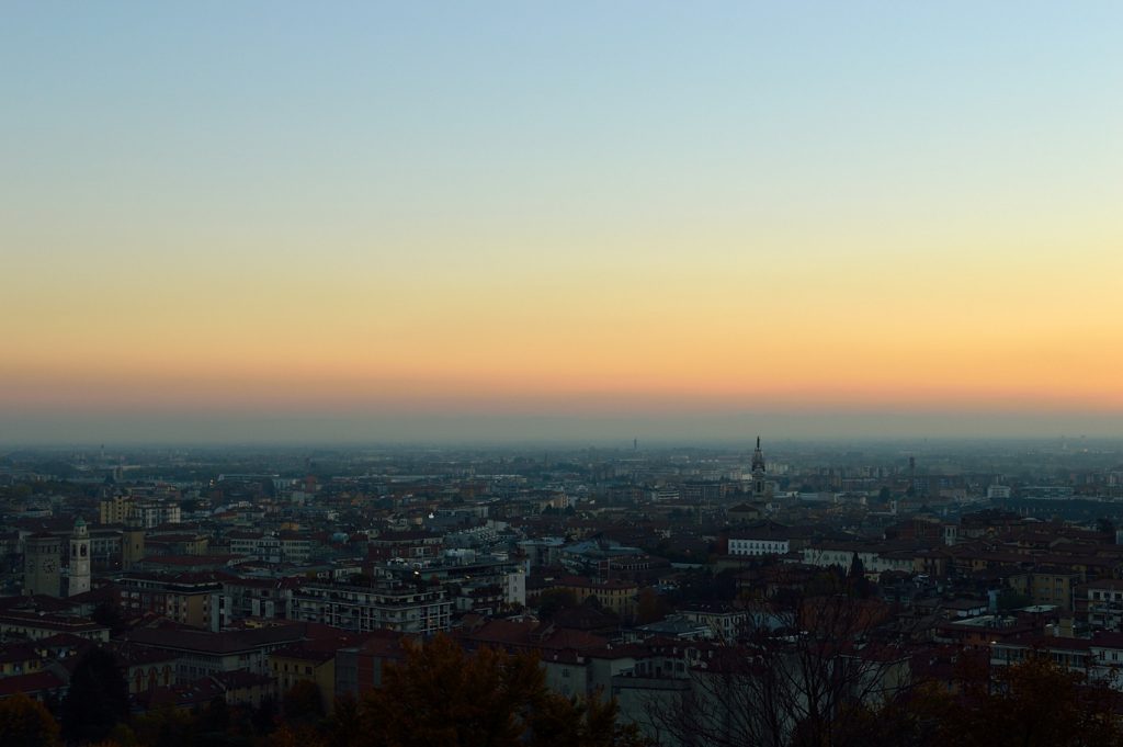 Weekend w Bergamo: Widok na Citta Bassa (Dolne Miasto) z kolejki do Citta Alta (Stare Miasto)