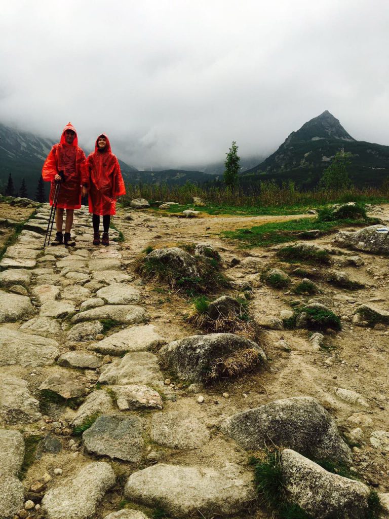 Dwudniowa wycieczka w Tatry: Czerwone gnomy w obronie przed deszczem :)