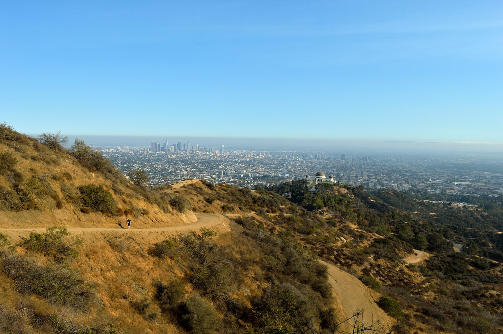 W drodze do napisu Hollywood - widok na Los Angeles i Griffith Observatory