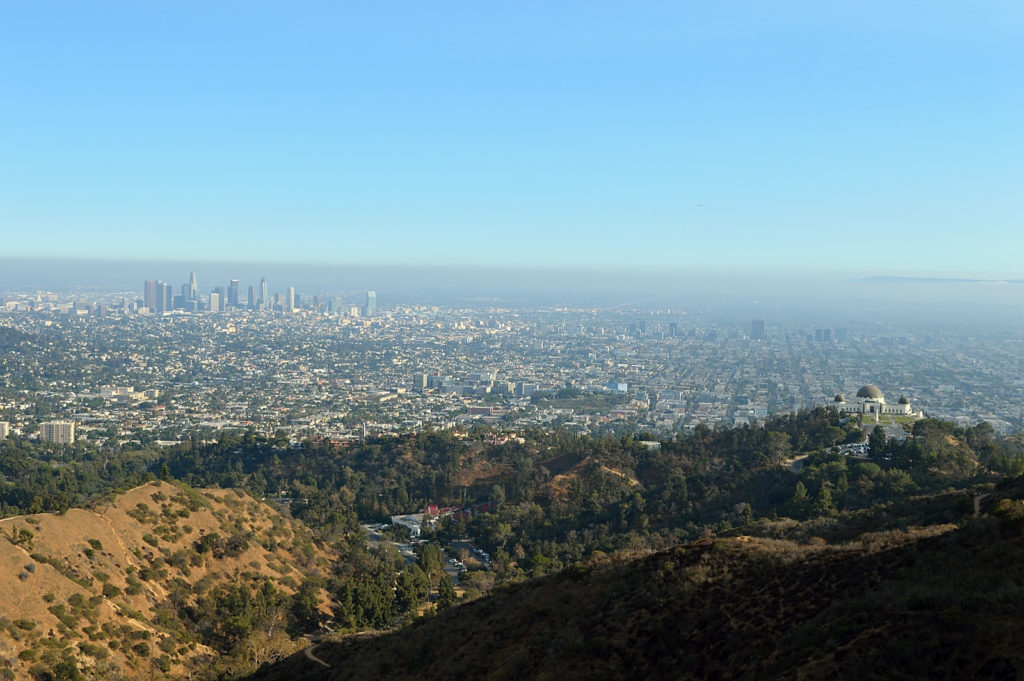 W drodze do napisu Hollywood - widok na Los Angeles