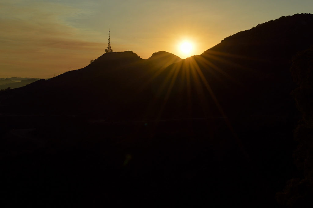 szlak za napis Hollywood - zachód słońca