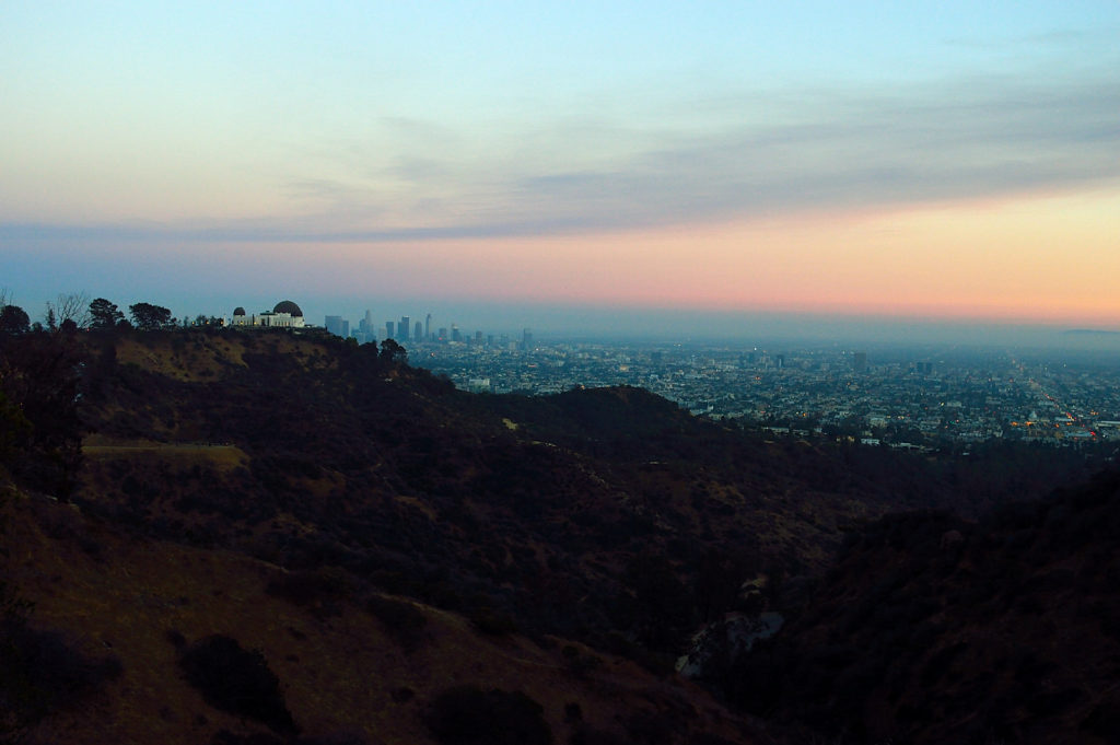 Zachód słońca z widokiem na Los Angeles i Griffith Observatory 