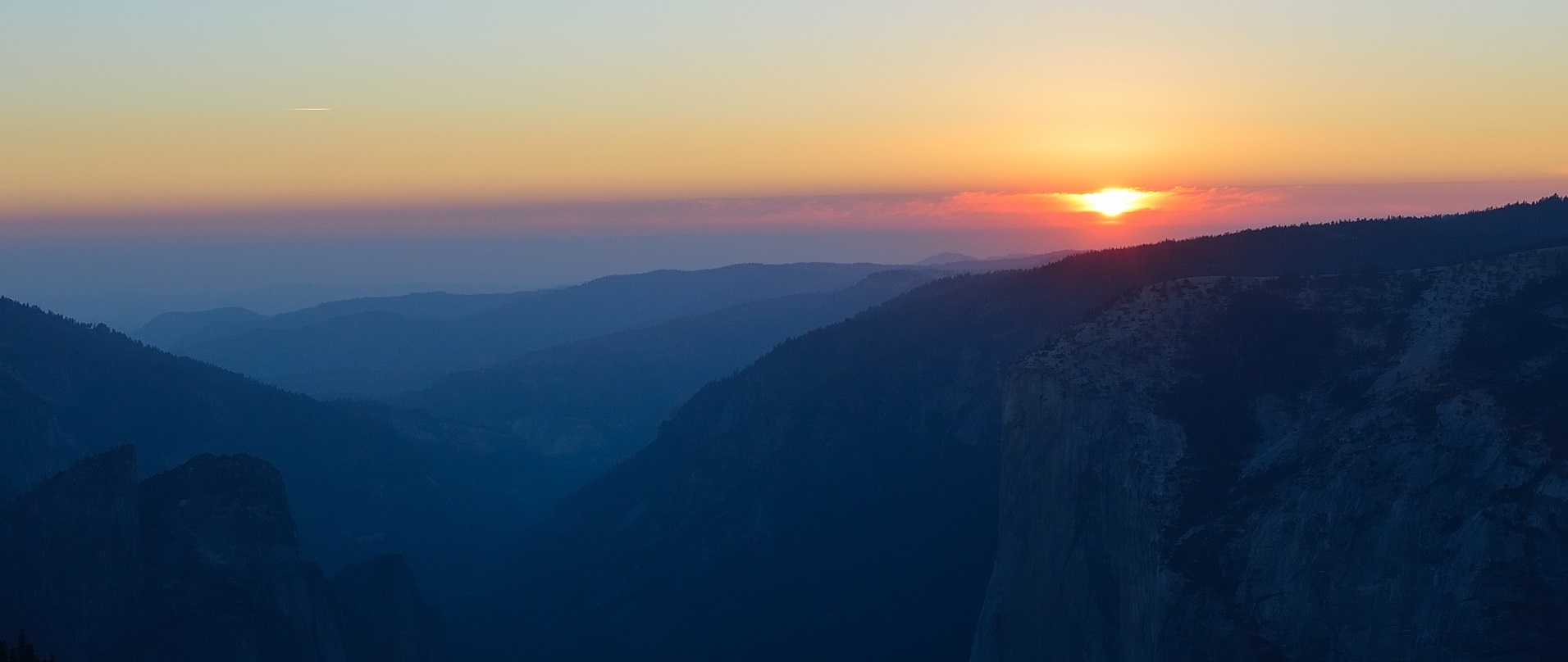 Tłumy na Glacier Point i kameralny zachód słońca na Sentinel Dome w Yosemite National Park.