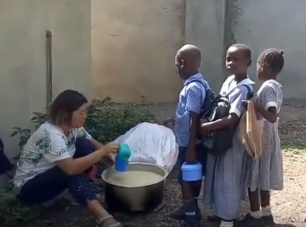 wolontariat w afryce w kenii - dożywianie dzieci