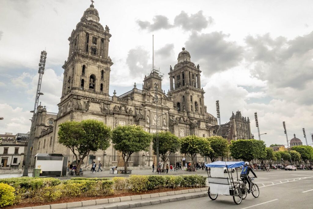 Meksyk - wakacje na własną rękę. Jak zorganizować wyjazd i o czym pamiętać? meksyk na wlasna reke katedra zocalo