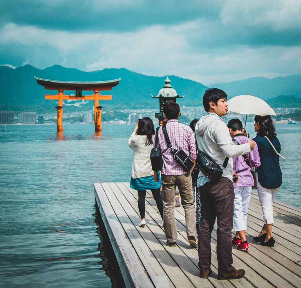 Japonia. 15 atrakcji, które warto zobaczyć w kraju kwitnącej wiśni. Miyajima torii i swiatynia atrakcje Japonii ktore warto zobaczyc 2