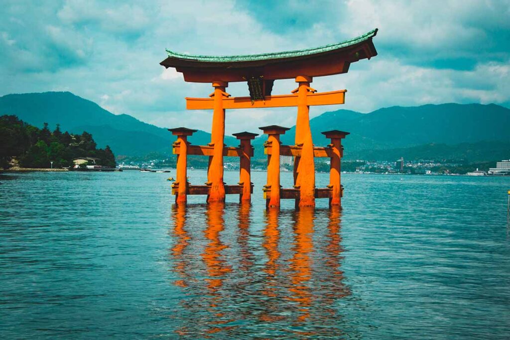 Japonia. 15 atrakcji, które warto zobaczyć w kraju kwitnącej wiśni. Miyajima torii i swiatynia atrakcje Japonii ktore warto zobaczyc 3