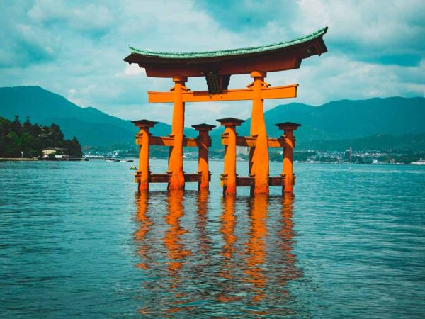 Japonia - wycieczka na własną rękę. Jak zorganizować wyjazd? Miyajima torii i swiatynia atrakcje Japonii ktore warto zobaczyc 3