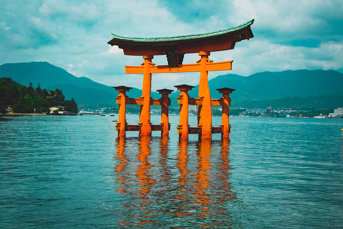 Japonia - wycieczka na własną rękę. Jak zorganizować wyjazd? Miyajima torii i swiatynia atrakcje Japonii ktore warto zobaczyc 3