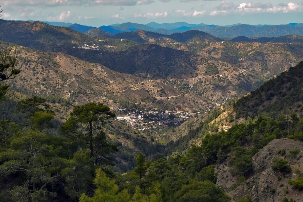 Cypr - pomysł na słoneczne wakacje nie tylko latem. troodos mountain 4540366 1280