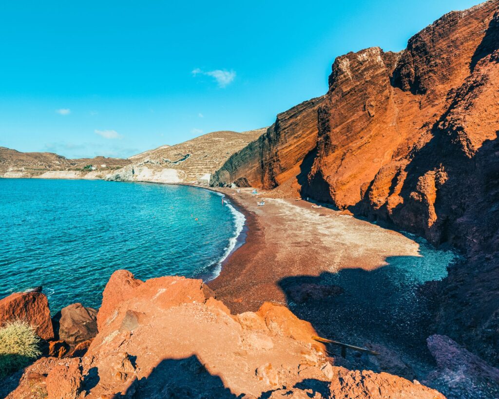 Santorini - wakacje. Co zobaczyć na wyspie bieli i błękitu? 2 Santorini - wakacje. Co zobaczyć na wyspie bieli i błękitu? grecja santorini wakacje czerwona plaza