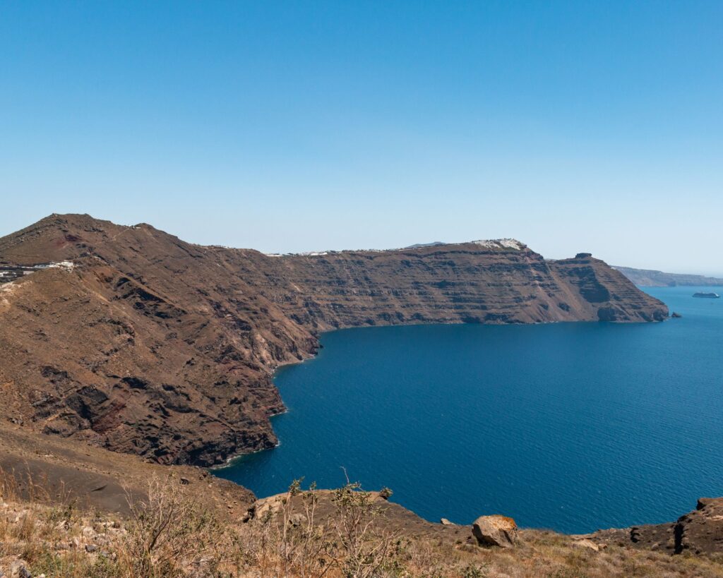 Santorini - wakacje. Co zobaczyć na wyspie bieli i błękitu? 4 Santorini - wakacje. Co zobaczyć na wyspie bieli i błękitu? grecja santorini wakacje kaldera