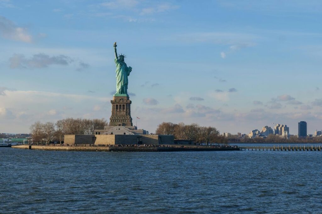 Co zobaczyć w Nowym Jorku? Atrakcje metropolii 4 Co zobaczyć w Nowym Jorku? Atrakcje metropolii nowy jork atrakcje statua